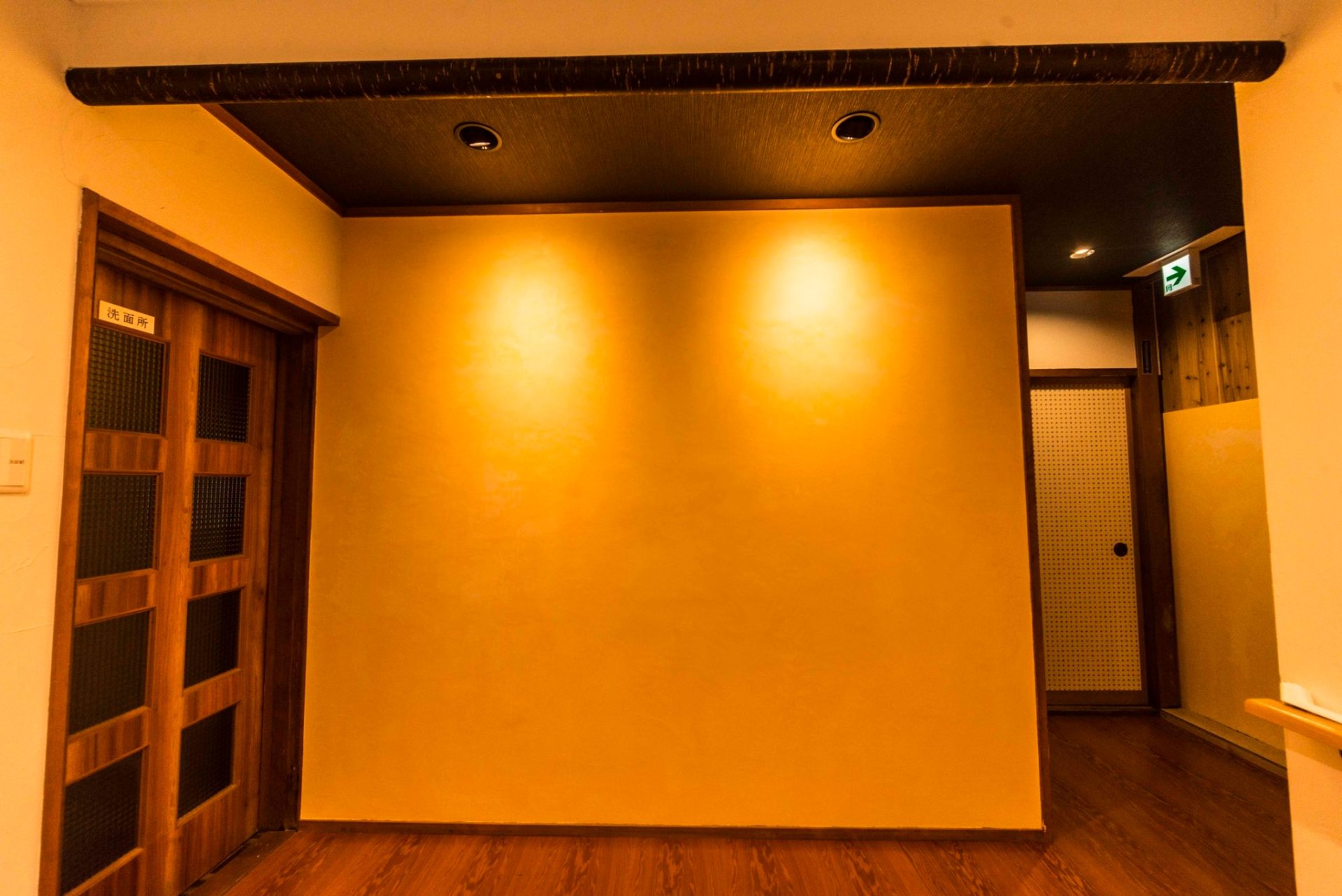 玄関入って正面の漆喰の壁