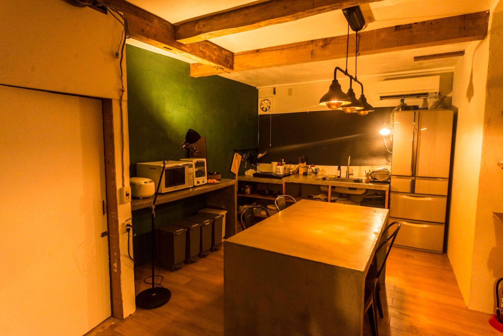 「タケノバ」に来る人たちはキャッシュオン形式で冷蔵庫から飲み物をゲット