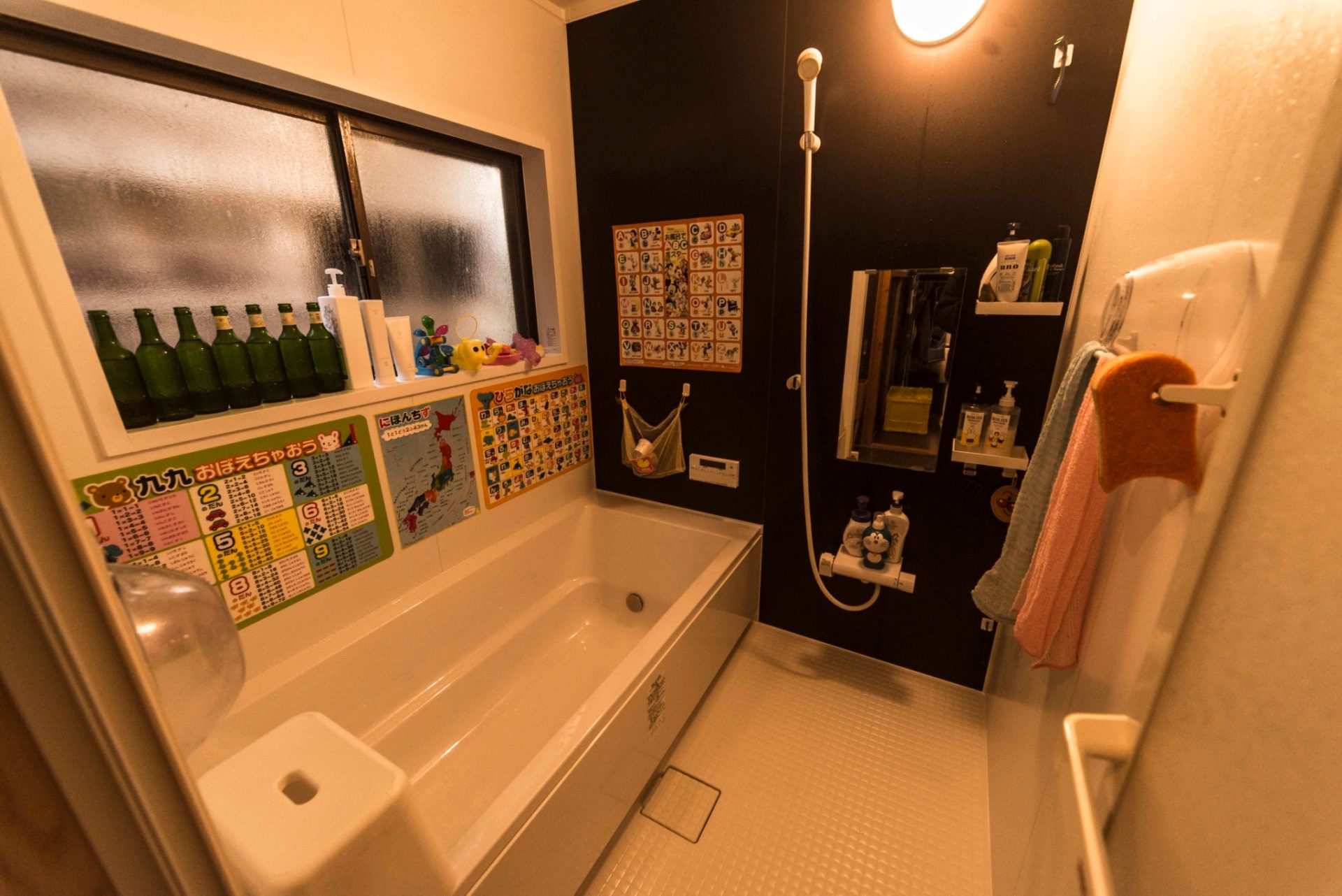 修繕後のユニットバス(壁の地図や九九が微笑ましい)