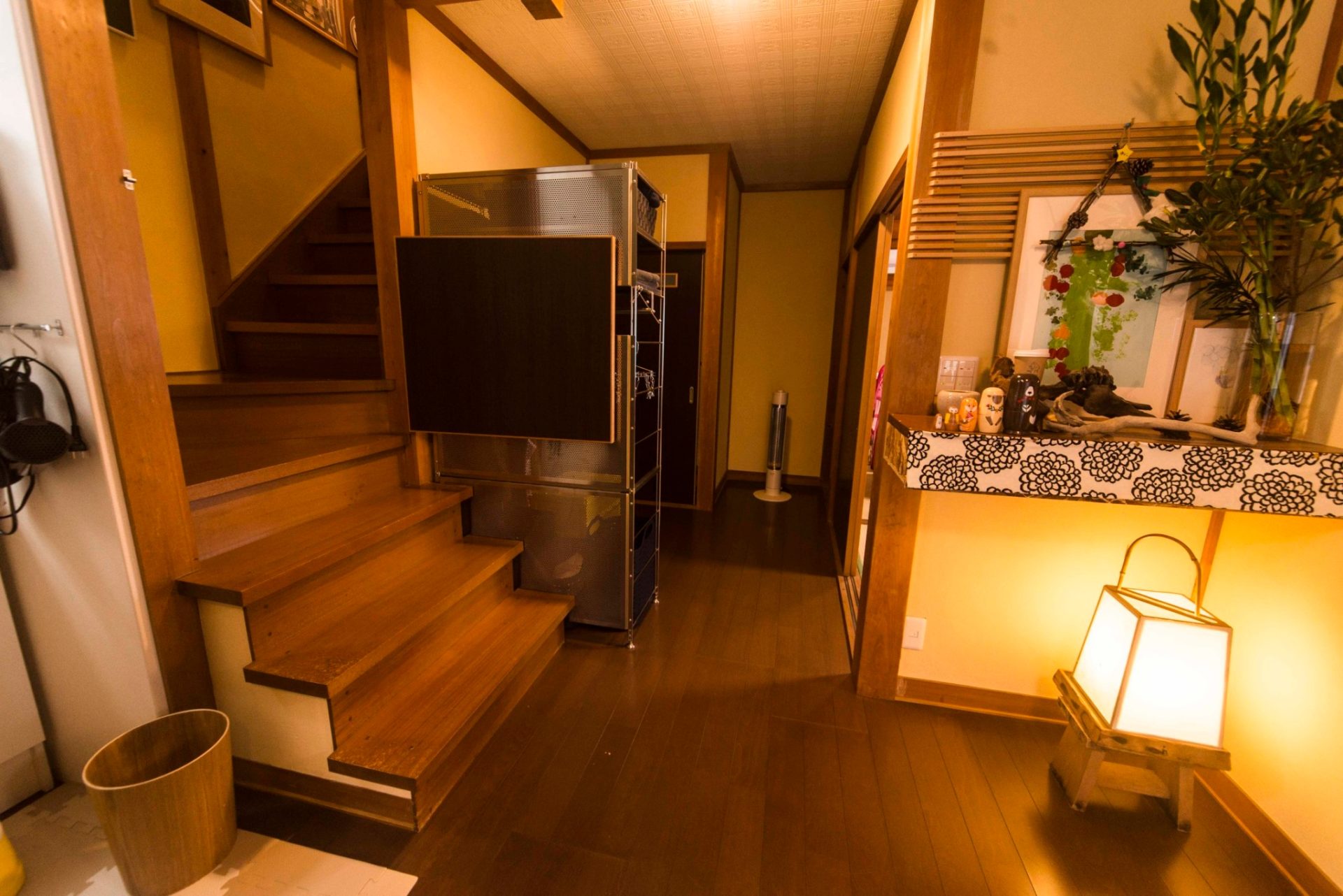 美しい玄関周り(天井の地模様がおしゃれ)