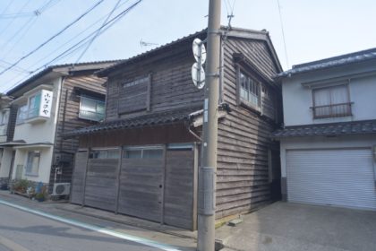 外観(窓の外側の板は季節風対策)