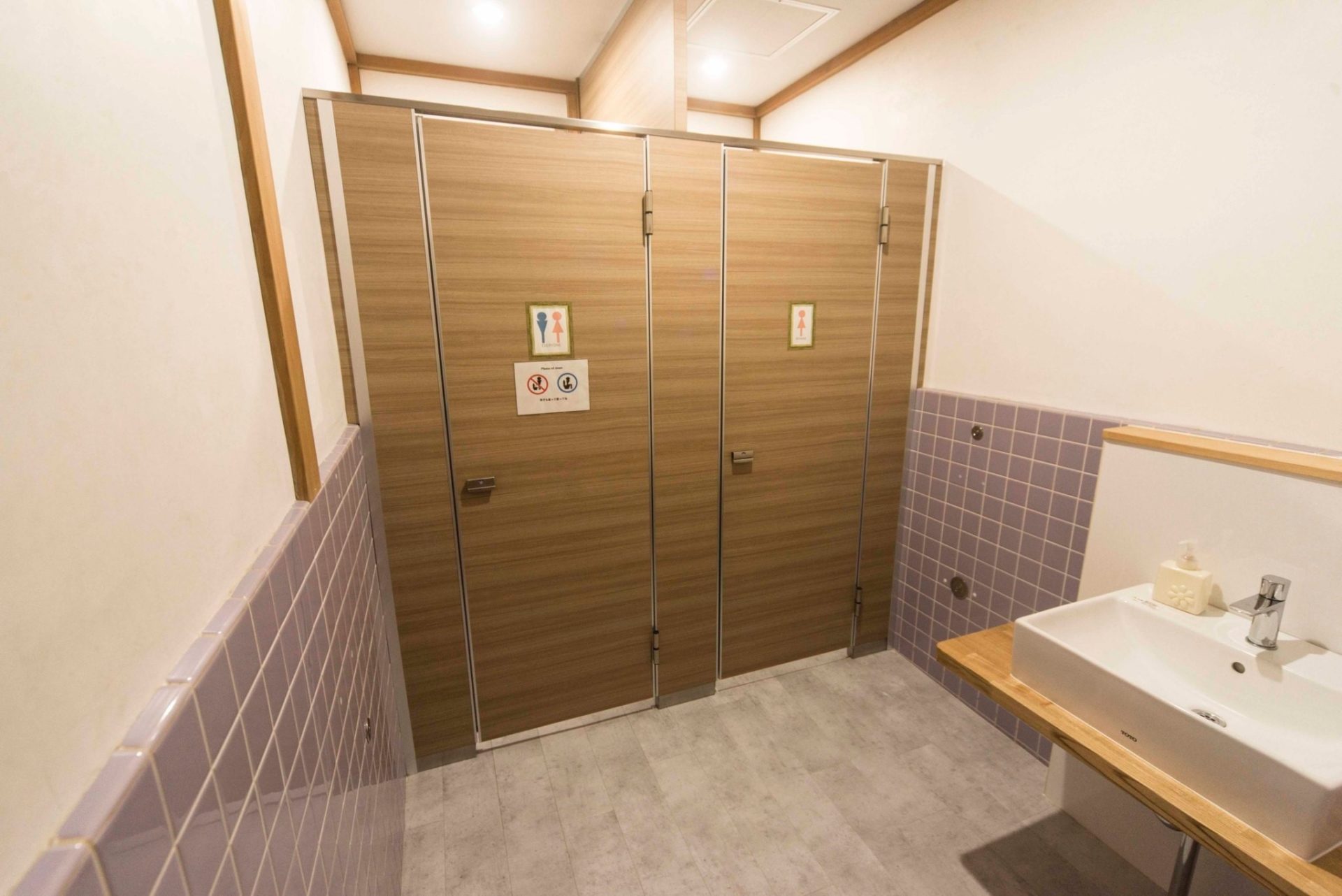 修繕後のトイレ&洗面台(もちろん中の便器も綺麗な洋式)