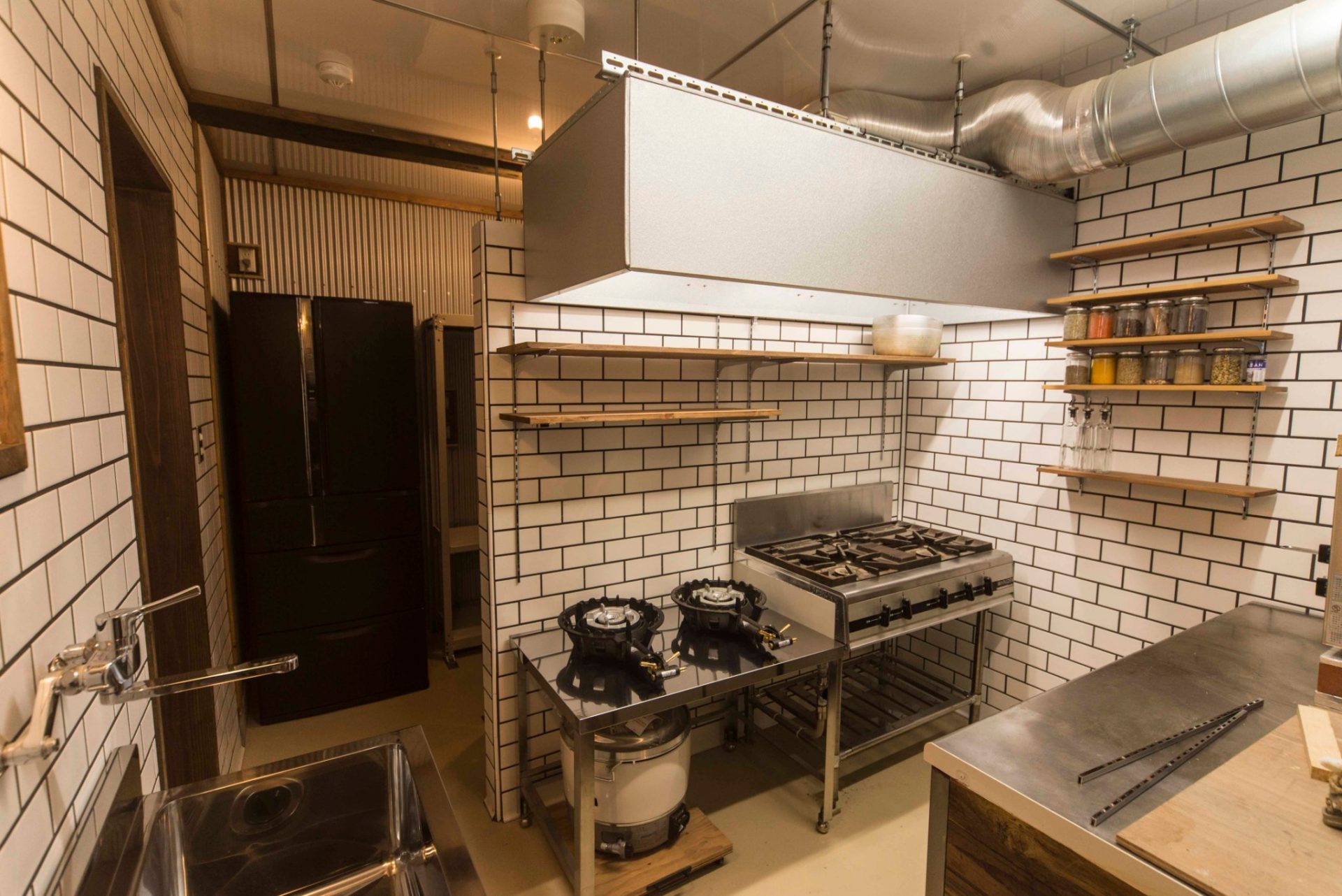 キッチンに美しく張られたタイルも旦那様の手作業