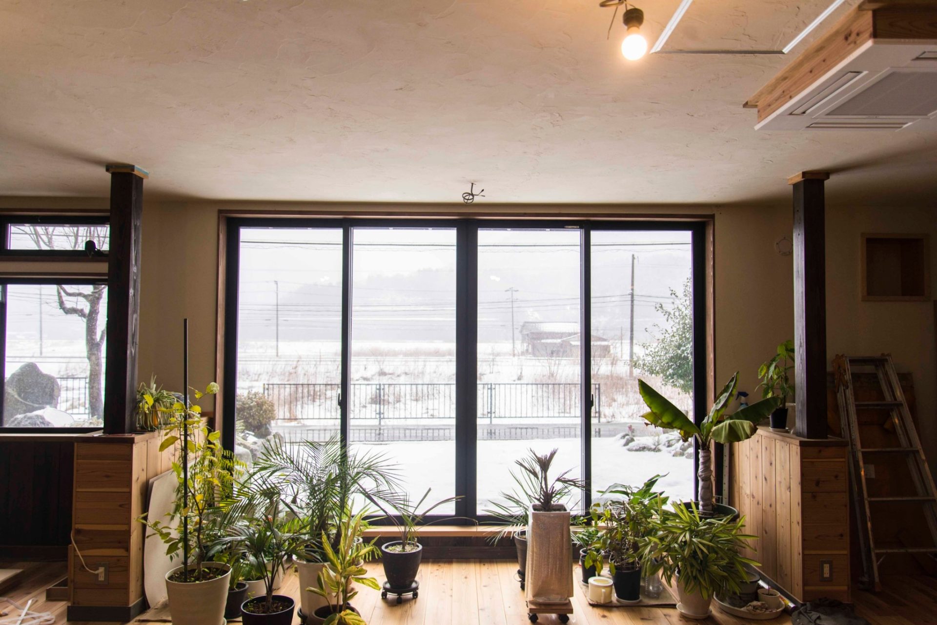 お店の飲食スペースには大きな窓(こちらも線路側なので素敵な風景)