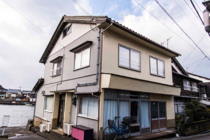 外観（対岸にも同じように船を係留している様子がわかる）