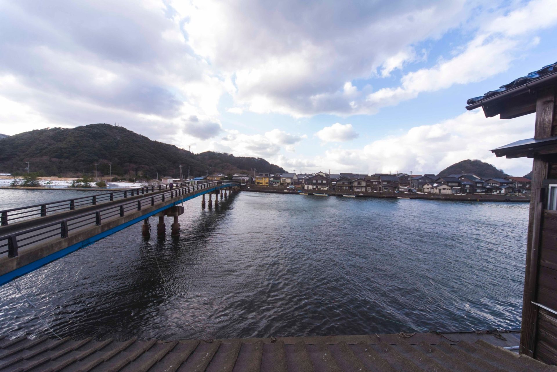 橋のたもとにある家の前からの景色