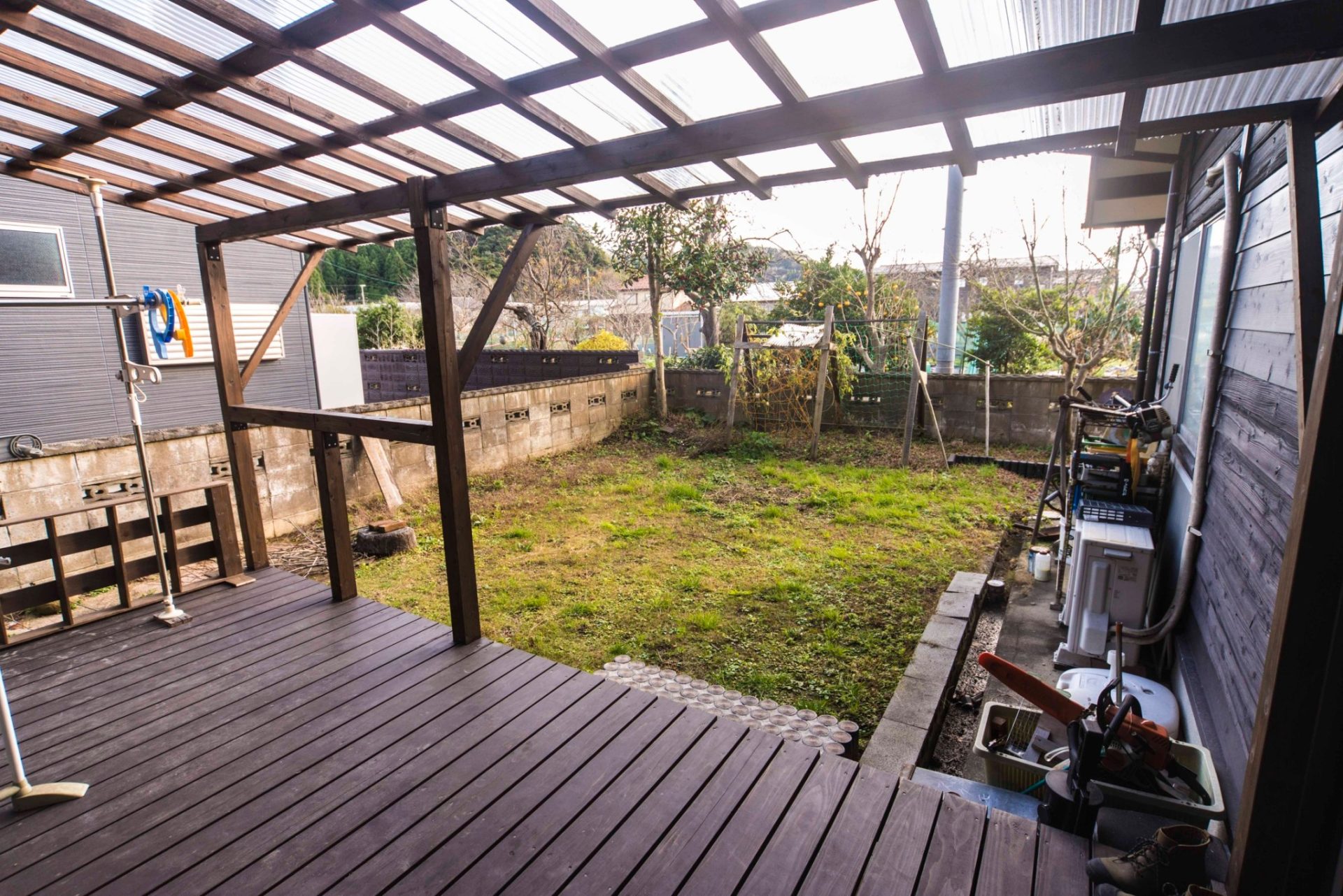 きれいになった庭とお手製の屋根付きデッキ