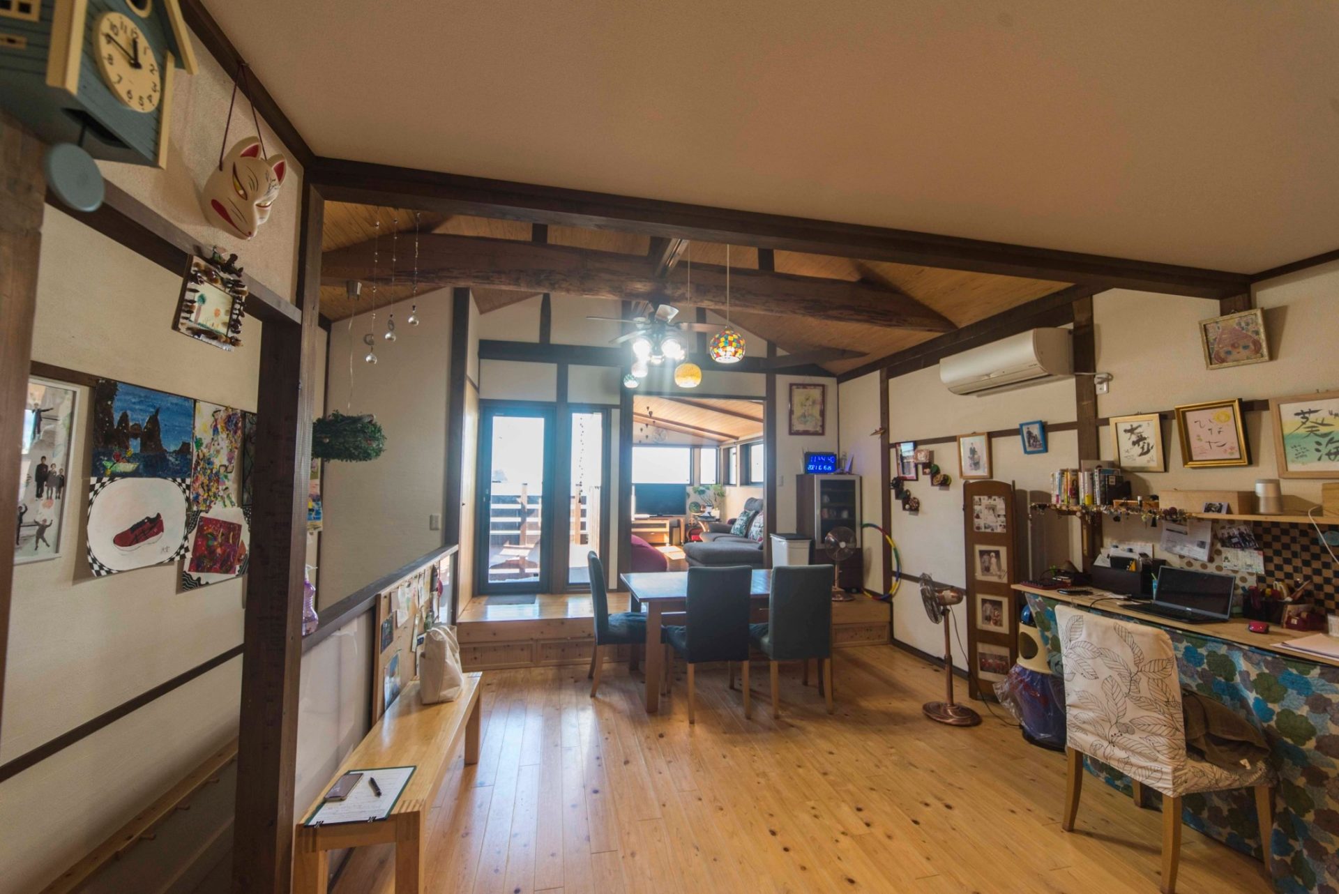 自然光が入って来るダイニング
