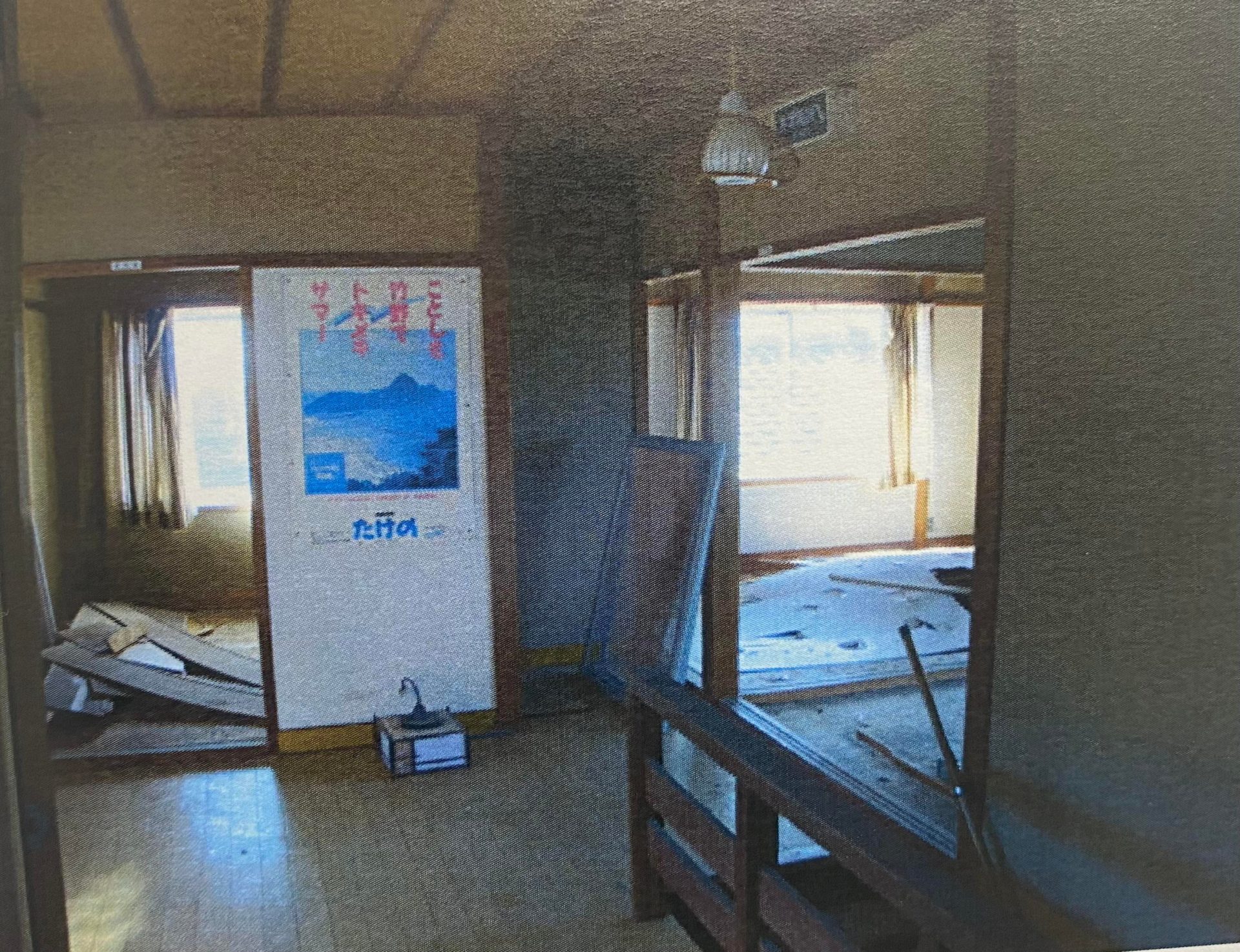 後に吹き抜けとなる修繕前の階段付近（元民宿の空き家には往々にして懐かしのポスターあり）