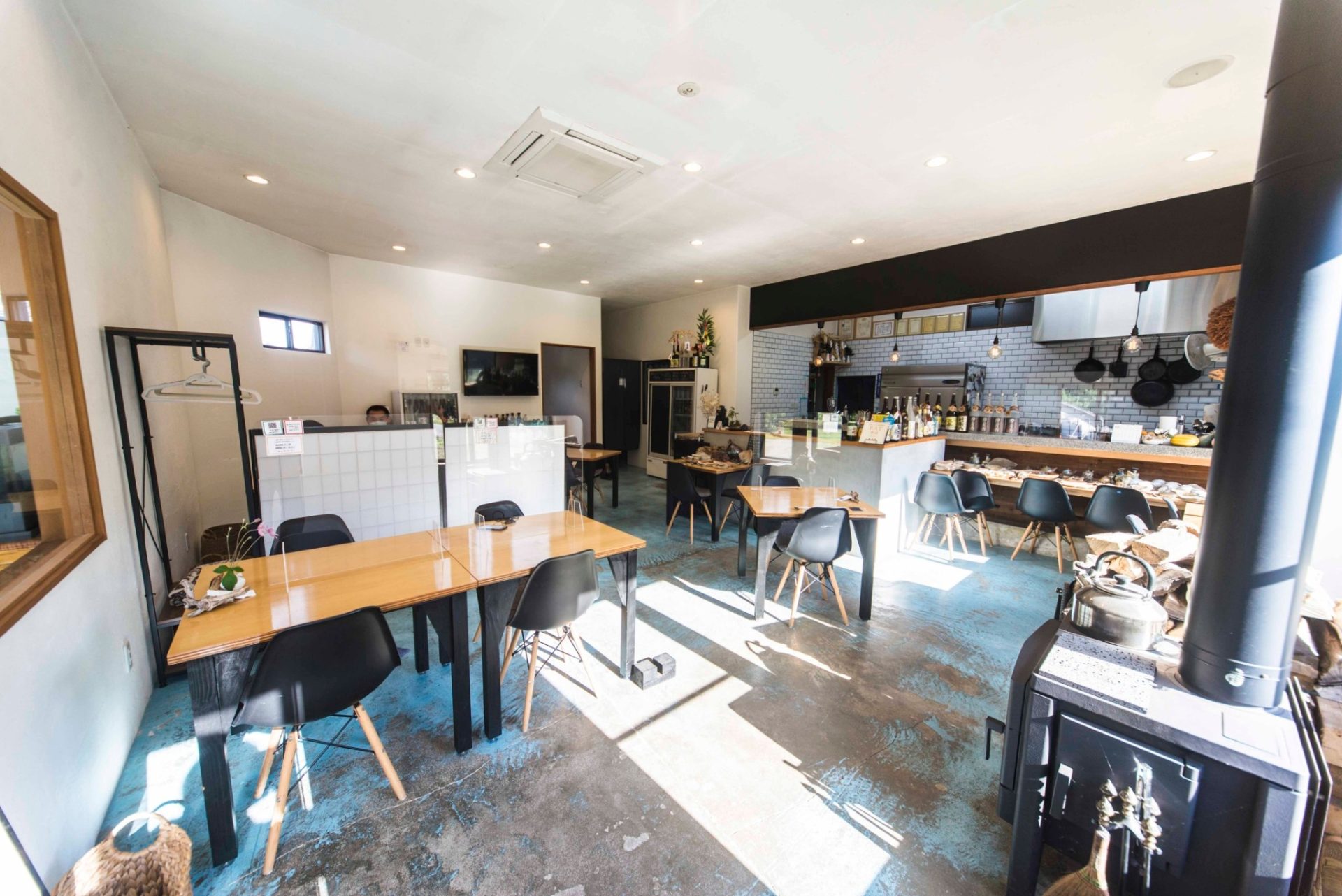 壁や天井は奥にある個室も含めてすべて漆喰